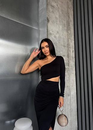 Елегантна жіноча обтягуюча сукня міді з відкритим плечем та одним довгим рукавом з акцентним вирізом по талії