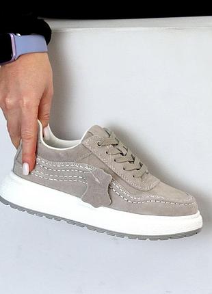 Шикарные универсальные замшевые серые кроссовки под джинсы