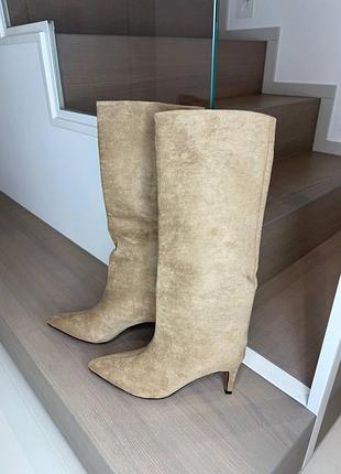Беж чоботи на каблуку світлі чоботи-труби замшеві чобітки на підборах бежеві чоботи на флісі класичні чоботи на каблуку високі чоботи замша на шпильці