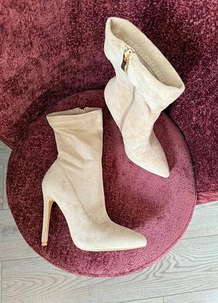 Бежеві ботільйони на каблуку світлі ботильони на підборах замшеві ботильйони на шпильці беж ботільони базові замш ботильони гостроносі