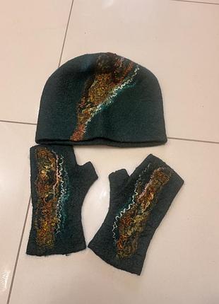 Валяний комплект шапка та мітенки з декором ручної роботи