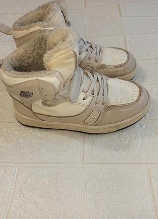 Взуття
зимові ботинки