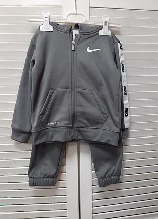 Сірий костюм nike.