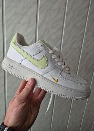 Кросівки nike шкіряні. світяться в темноті