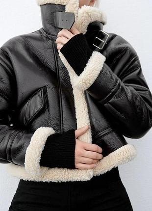 Жіноча коротка чорна шкіряна дублянка зара