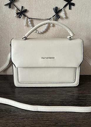 Компактна біла жіноча сумка зі змінним ремінцем та двома відділами