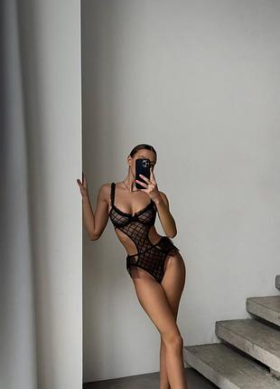 Элегантное и чрезвычайно соблазнительное боди из ажурной сетки в черном цвете