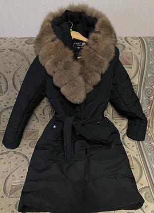 Женский черный пуховик с капюшоном из натурального меха 44 размер