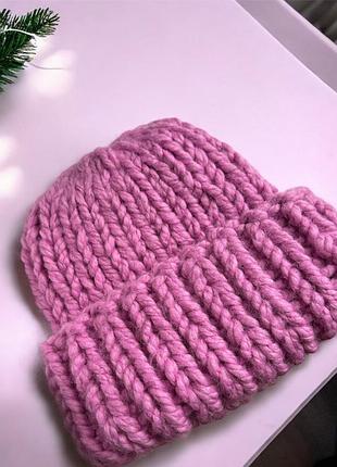 Тепла вʼязана шапочка з обʼємної пряжі