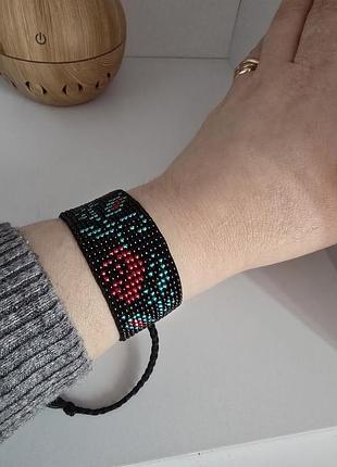 Браслет из бисера плетеный на станку.