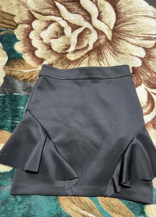 Спідниця міні guess чорна з воланами, розмір xs/s