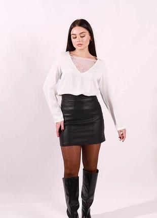 Біла жіноча блуза