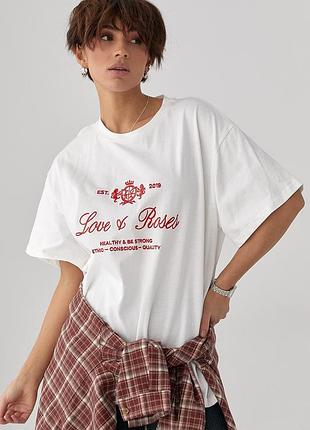 Футболка вільного фасону з вишитими написами