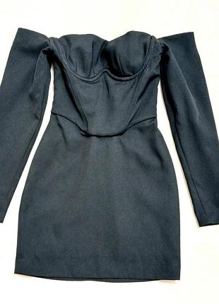 Плотное корсетное платье с открытыми плечами