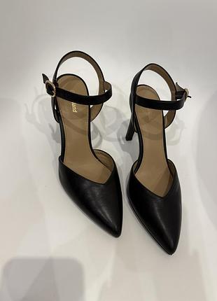 Жіночі туфлі