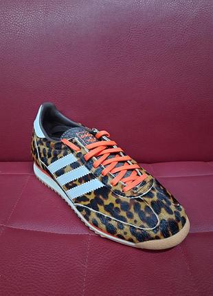 Кроссовки женские