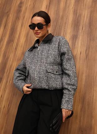 Жіночий бомбер з утепленням з комірцем на змійці