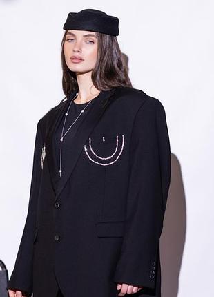 Черный пиджак с акцентом