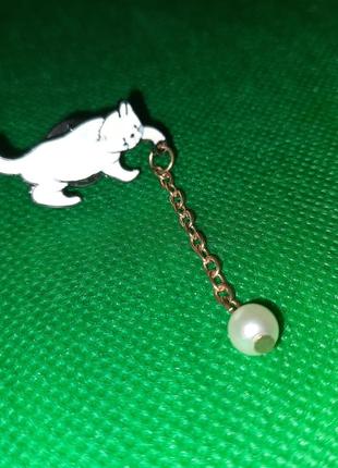 Значок металлический пин pin  котик играющий с клубком