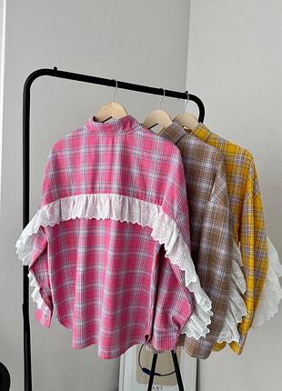 Жіноча сорочка в клітинку на ґудзиках з рюшами
