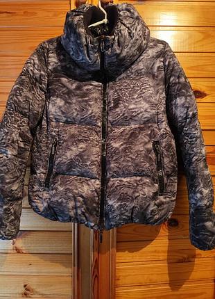 Пуховик женский (.moncler).
отличного качества, очень теплый.
интересный принт)