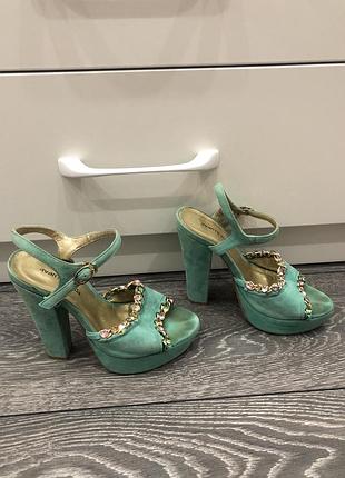 Яркі босоніжки