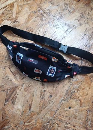 Оригинальная барсетка мессенджер бананка nike heritage hip pack-jdiy aop cq6300-010