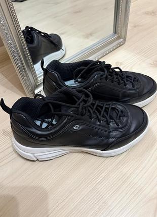 Кросівки жіночі