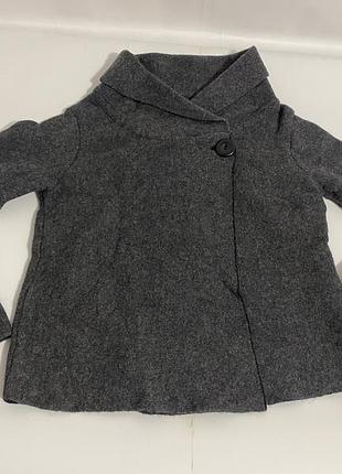 Короткий жіночий жакет або кардиган сірого меланжевого кольору, імовірно, бренду chiaramente