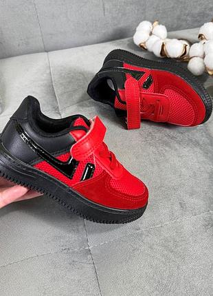Кроссовки красно-черные