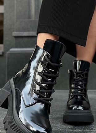 Лаковые ботинки.