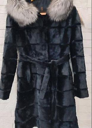 Женская шуба из натурального меха с капюшоном