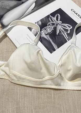 Triumph чудовий білий бюст без кісточок