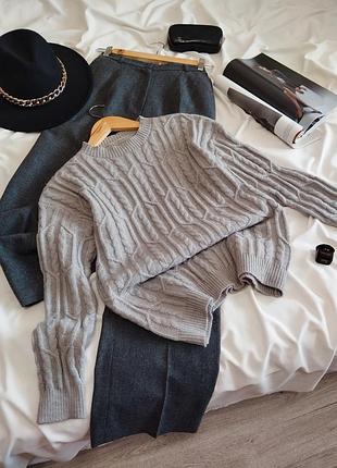 Светло-серый свитер фактурной вязки shein m l