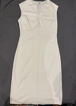 Молочно белое платье