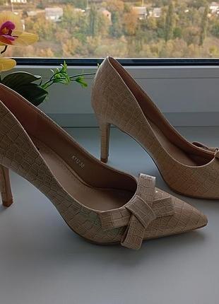 Туфлі-лодочки в кольорі беж, розмір 38