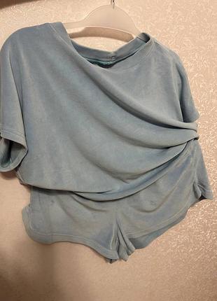 Пижама женская. футболка-шорты голубого цвета. побирцы размер хл, подойдет на л также.
