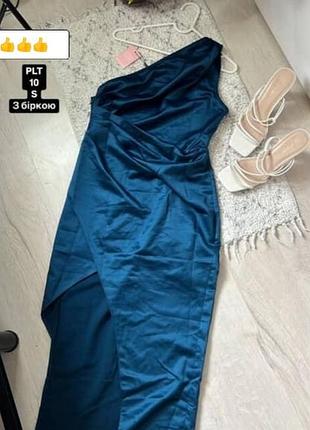 Платье на одно плечо, с красивым разрезом по ноге.размер s-m
