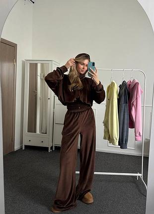 Велюровый коричневый шоколадный спортивный велюровый костюм с приталенный зип худи и широкой резинкой на штанах свободного кроя клеш