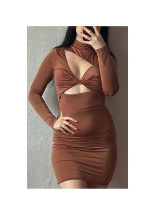 Стильна модна актуальна сукня з вирізом на грудях і животі