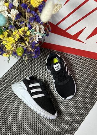 Оригінальні кросівки adidas