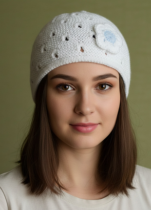 Шапка белая легкая демисезонная женская или на девочку подростка на ог 56-58 новая