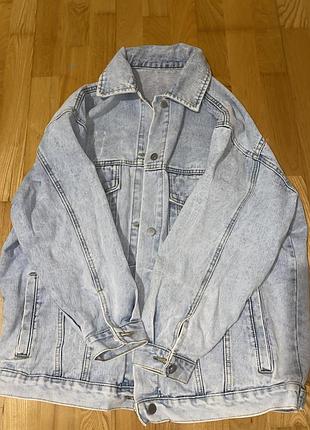 Женская джинсовая куртка из выбеленного денима.
