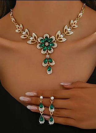Элегантный комплект бижутерии колье с серьгами