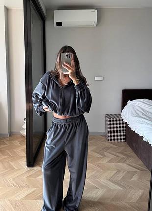 Велюровый спортивный костюм