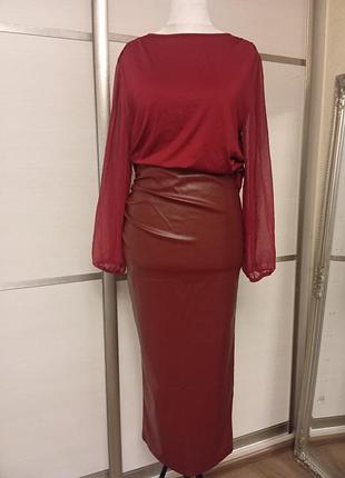 Жіноча міді-спідниця приталена - бордова, з високою талією та розрізом збоку, еластична, придатна для машинного прання, ідеально облягає фігуру