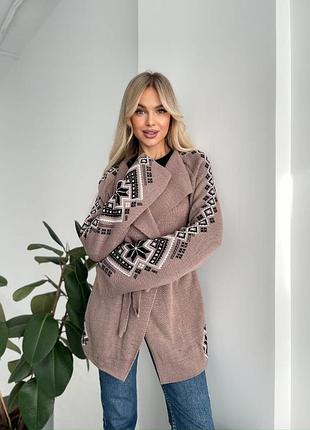 В'язаний кардиган на запах в етно-стилі з відкладним коміром з поясом з принтом арнаментом