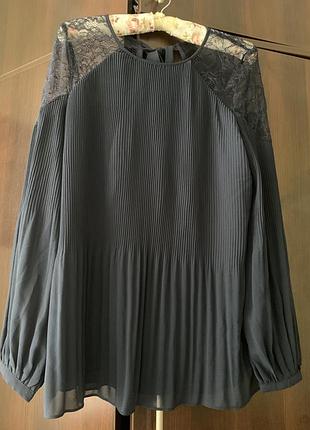 Дуже красива ошатна блуза шифон, плечики кружево, на спинці бант, з гарними пишними рукавчиками в гофре