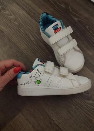 Кросівки фірмові.