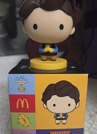 Фигурка чендлер бинг "друзья" mcdonald's, friends с уточкой chandler bing